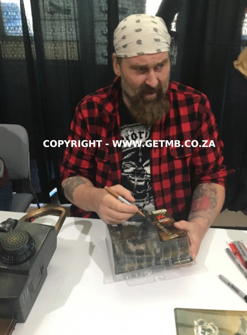 Texas Chainsaw Massacre: Signed Figure with photo proof