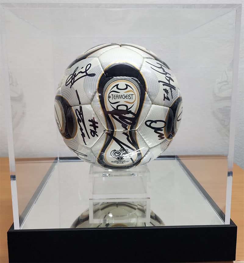Italy 2006 World Cup Winners Team Signed Ball incl Acrylic Case
